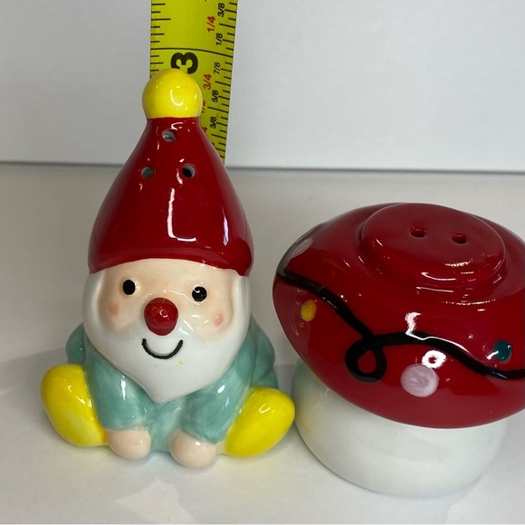St Nicholas Square Gnome And Mushroom Salt And Pepper Shakers.  Nib - Picture 5 of 10